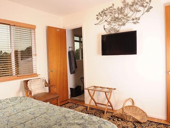 Master bedroom with 32" TV