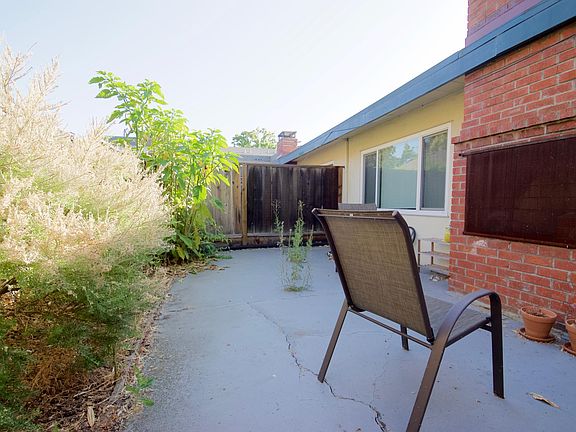 3rd image of 712 Sutter Ave