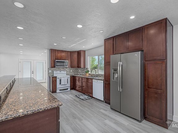 5th image of 2121 Alameda Dr