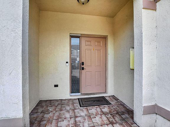 4th image of 2557 Riverside Dr