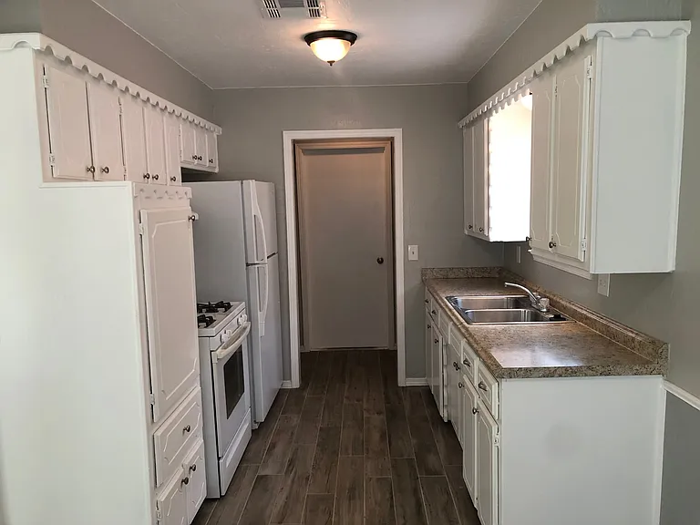 601 NW 18th Pl — Photo 6
