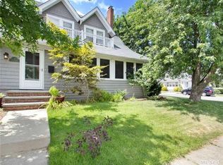 4 Hampton Rd, Lynbrook, NY 11563