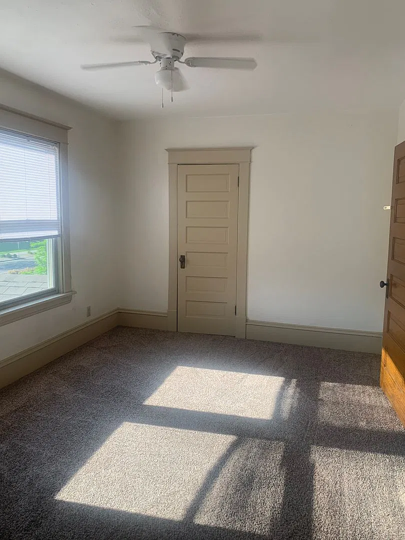 June 2027-Across the Street from Hamline~ 6 Bedroom House- 1 Kitchens- Garage and Off Street Parking — Photo 2