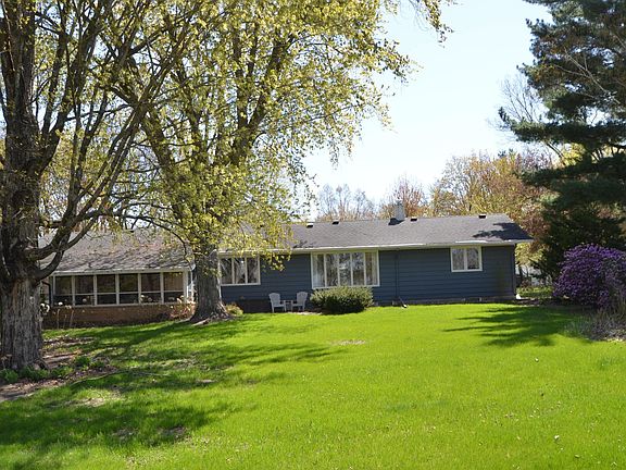 3rd image of 621 W Crescent Ln