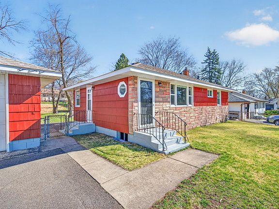 3rd image of 1277 Junction Ave E
