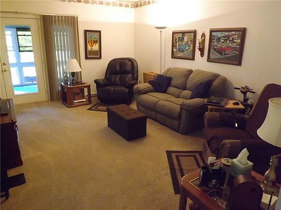 4th image of 227 Golf Ct