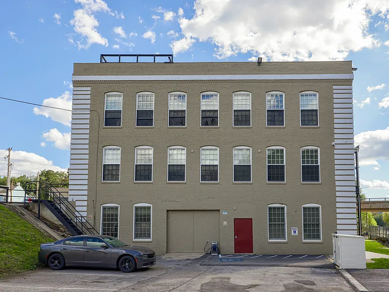 Riverside Lofts — Photo 4
