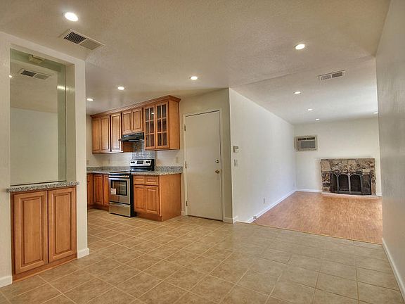 4th image of 44 Lymehaven Ct