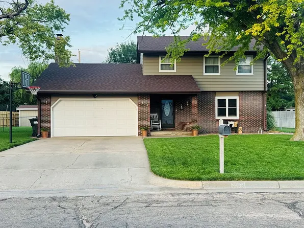 910 S Reed Ave, Lyons, KS 67554