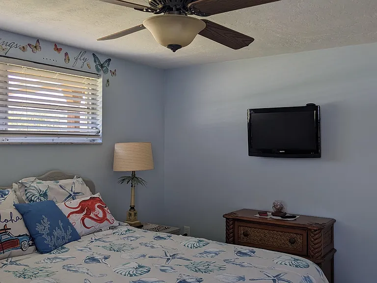 Guest Room, Queen Bed