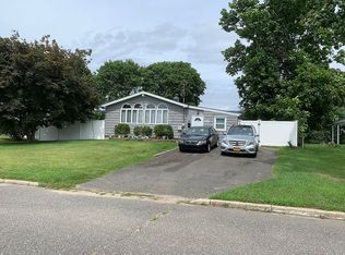 51 Hackmatac St, Central Islip, NY 11722