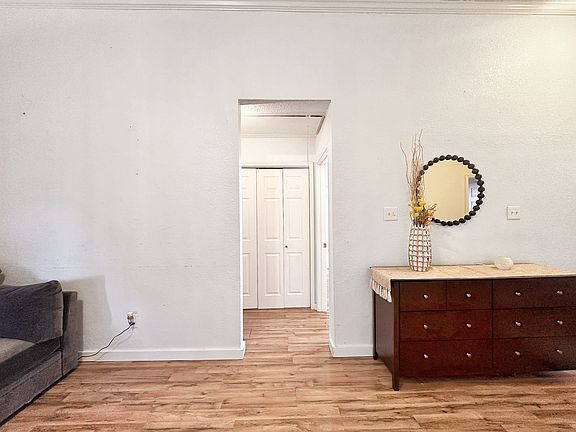 4th image of 1121 Holly Dr