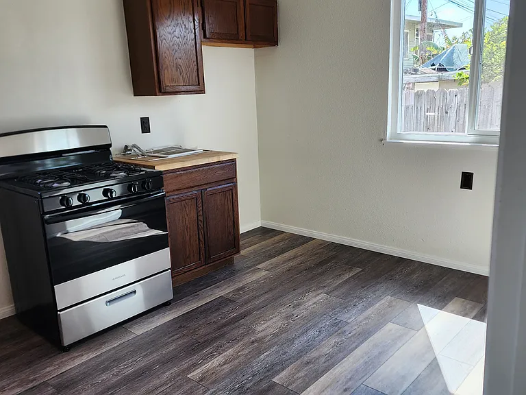 116 E Lewis St #B — Photo 10