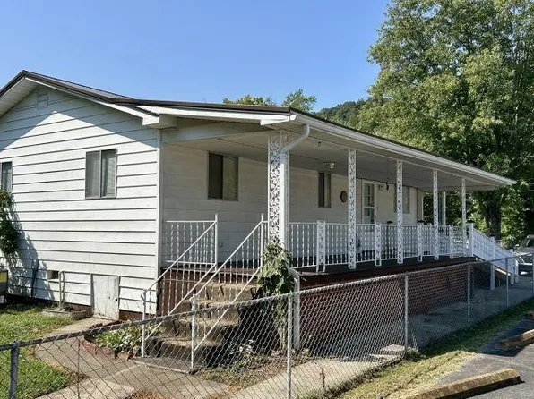 98 Bridge St, Wayne, WV 25570