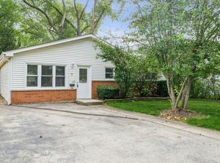 9 N Fairlawn Ave, Mundelein, IL 60060