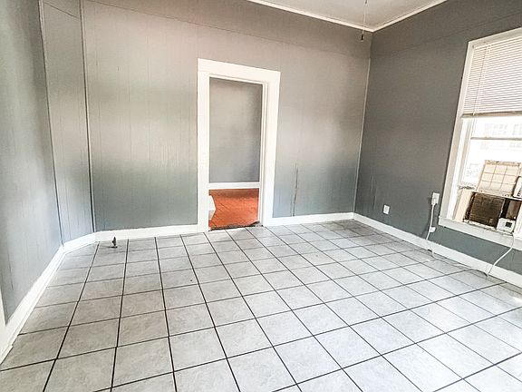 4th image of 1518 S College St