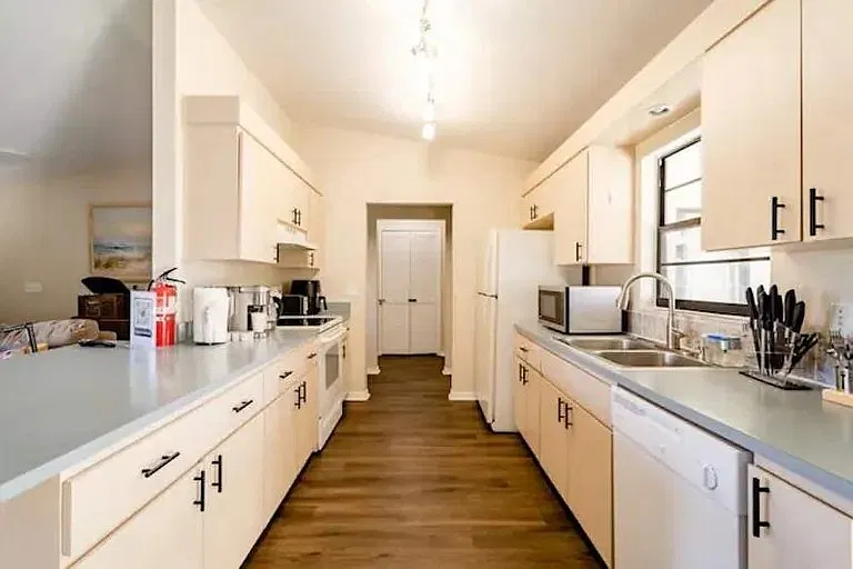 3 bed, 1416 sqft, $3,800 — Photo 2