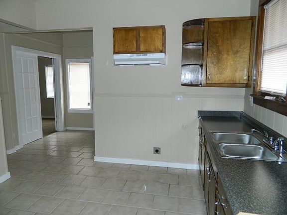 4th image of 869 Dickinson St