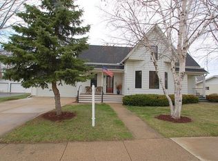 104 S 6th St, Mount Horeb, WI 53572
