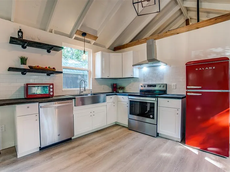 122 Allen St — Photo 3