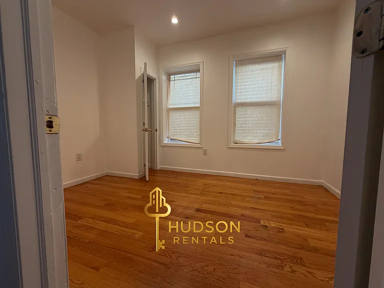 377 Danforth Ave #3 — Photo 3