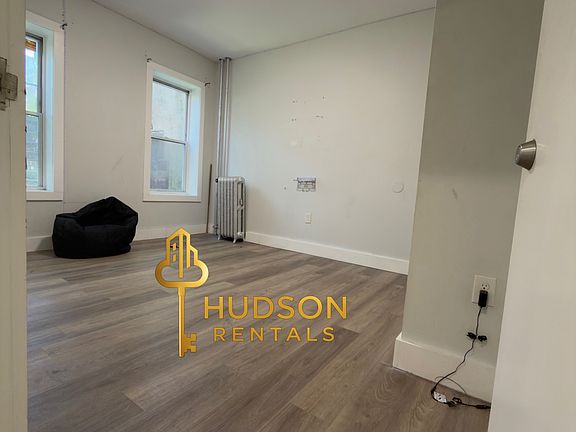 3rd image of 232 Bidwell Ave APT 4