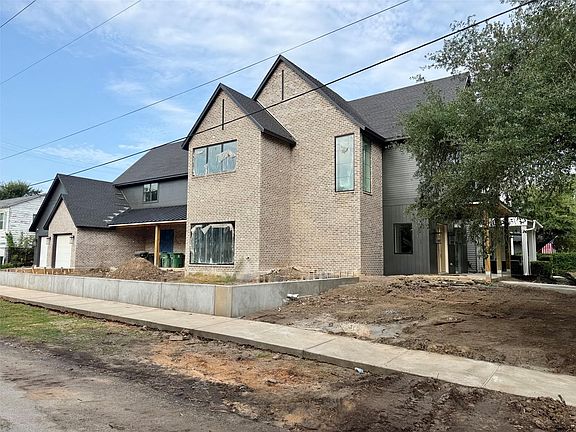 4th image of 1002 E 6th 1/2 St