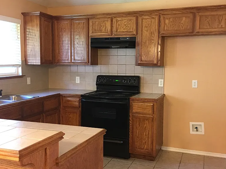 1420 Teakwood Dr — Photo 3