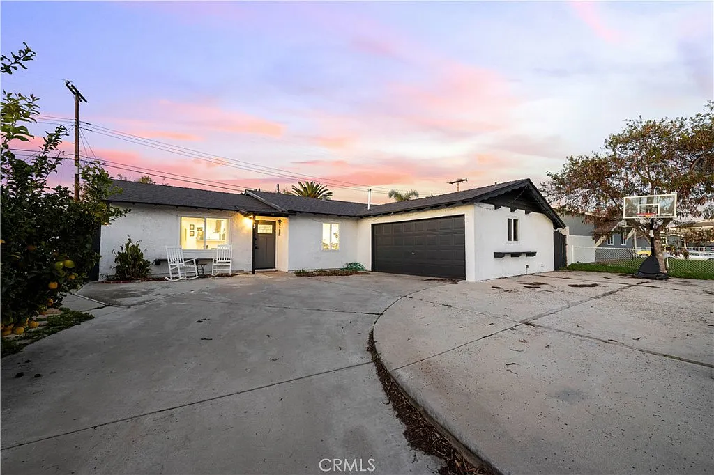 3 bed, 1064 sqft, $4,300 — Photo 1