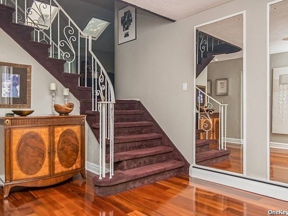 3rd image of 10 Woodoak Ln