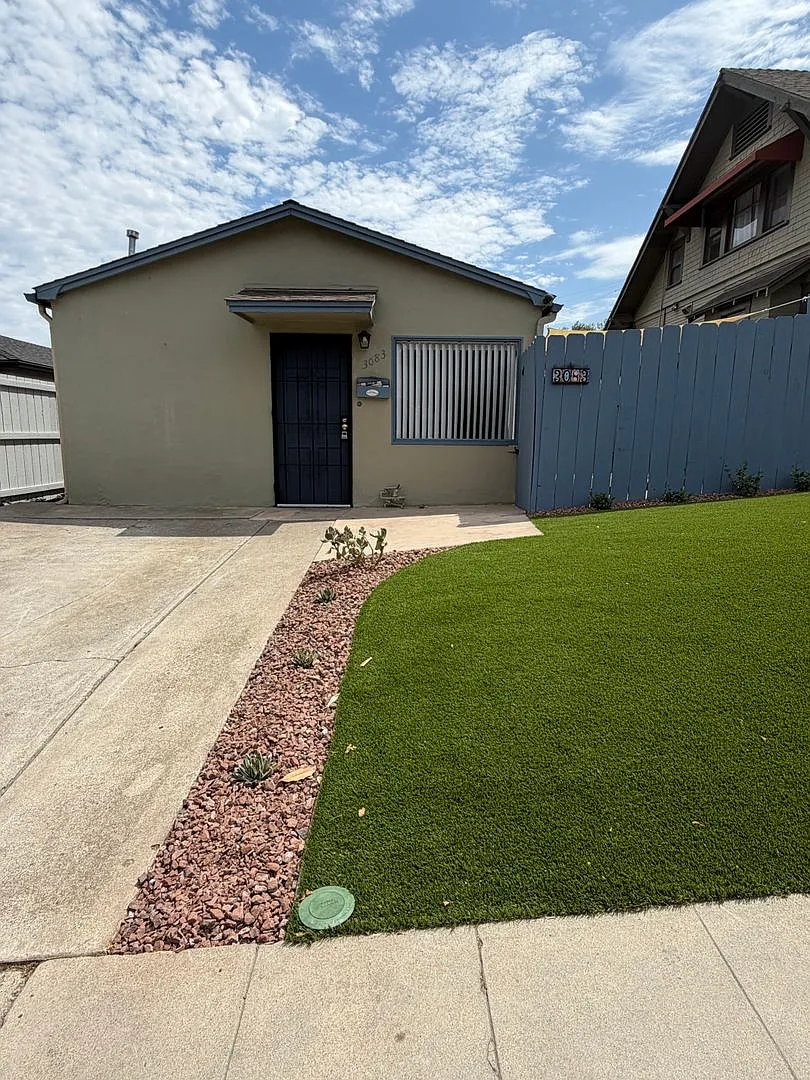Available Now! 2bd Duplex With Private Yard & Parking — Photo 2