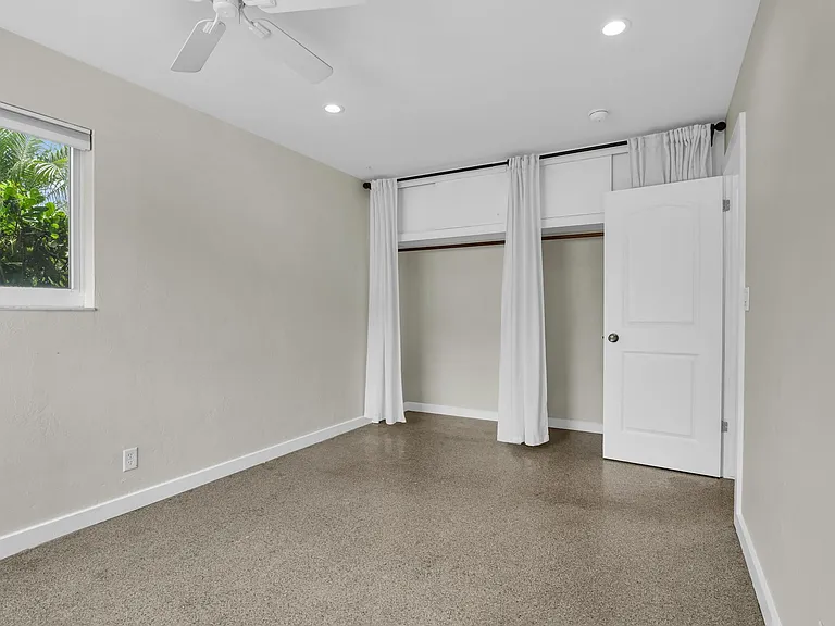 909 SE 16th Pl — Photo 18
