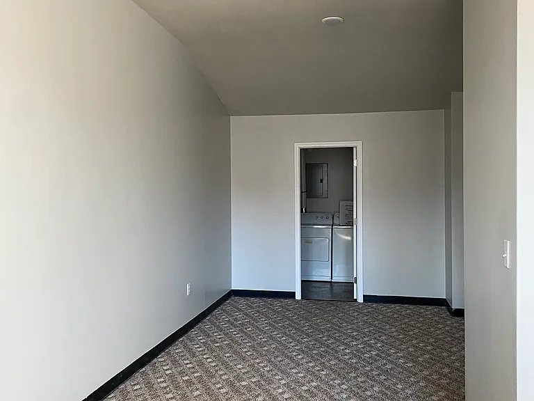 171 W 1st St #4 — Photo 3