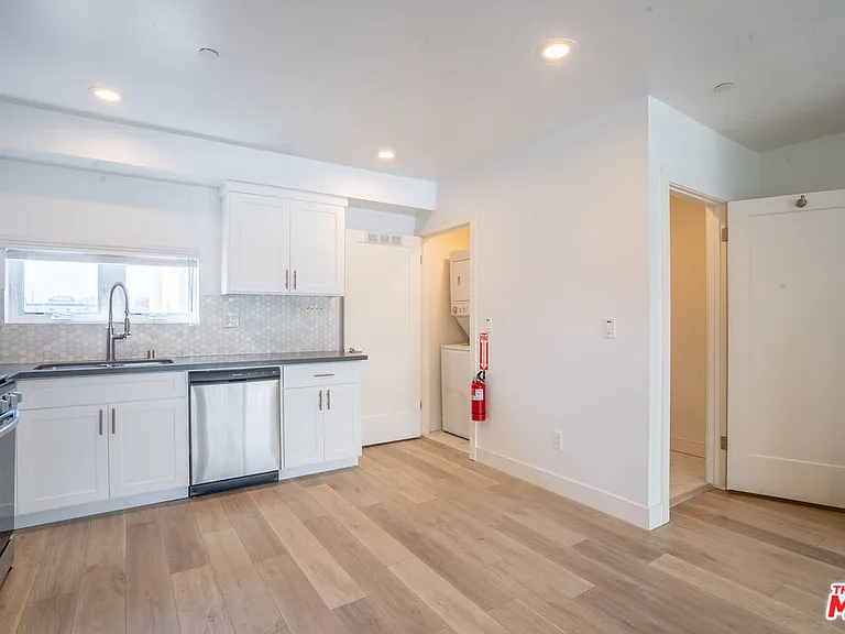 608 N Gramercy Pl — Photo 3