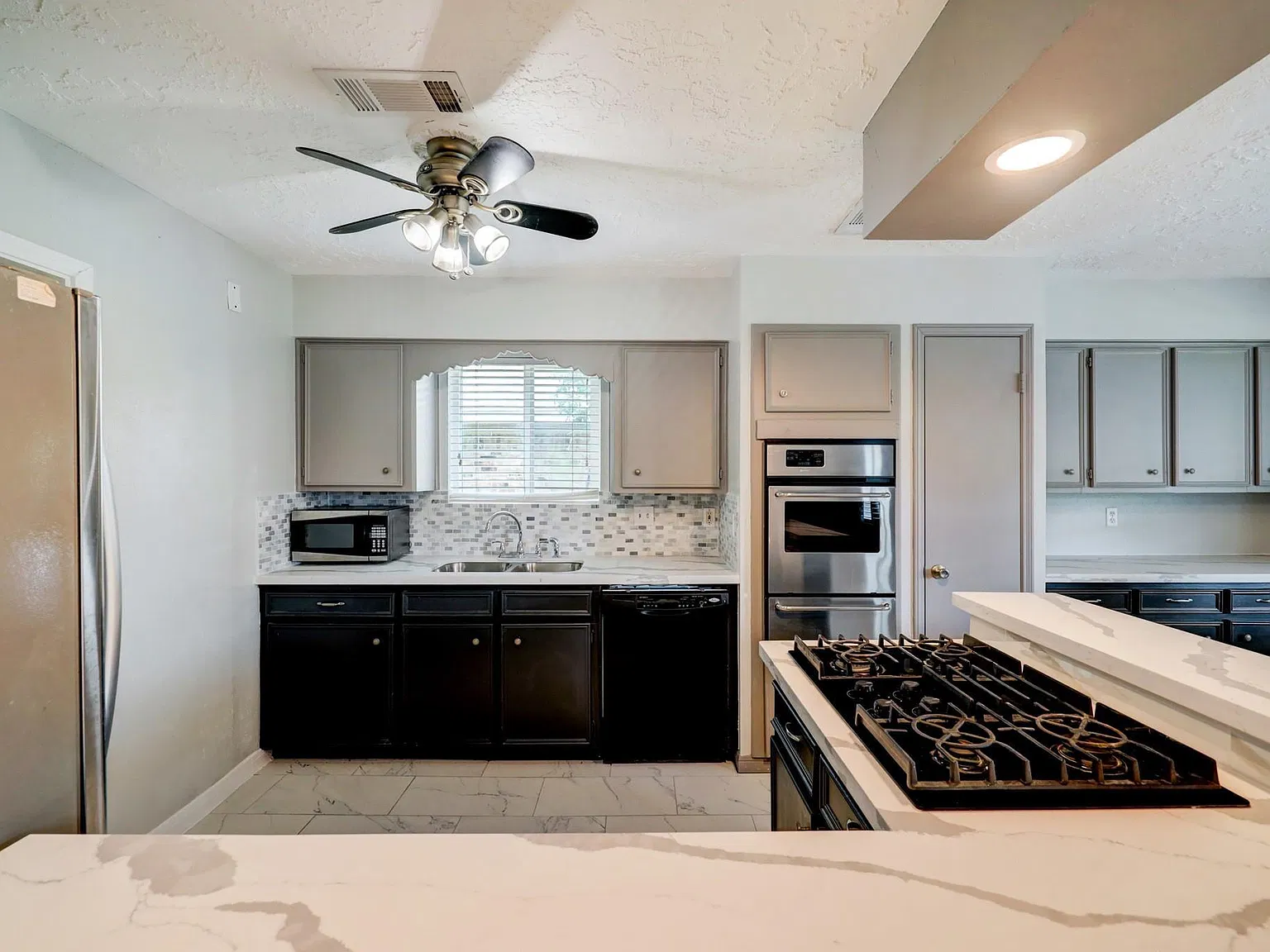 3 bed, 2.0 bath, 2012 sqft, $2,200 — Photo 3