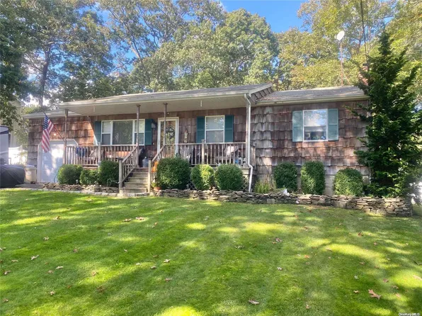 11 Carlile Court, Center Moriches, NY 11934