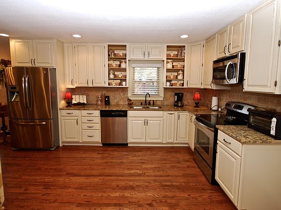 3rd image of 3809 NE Longwood Dr