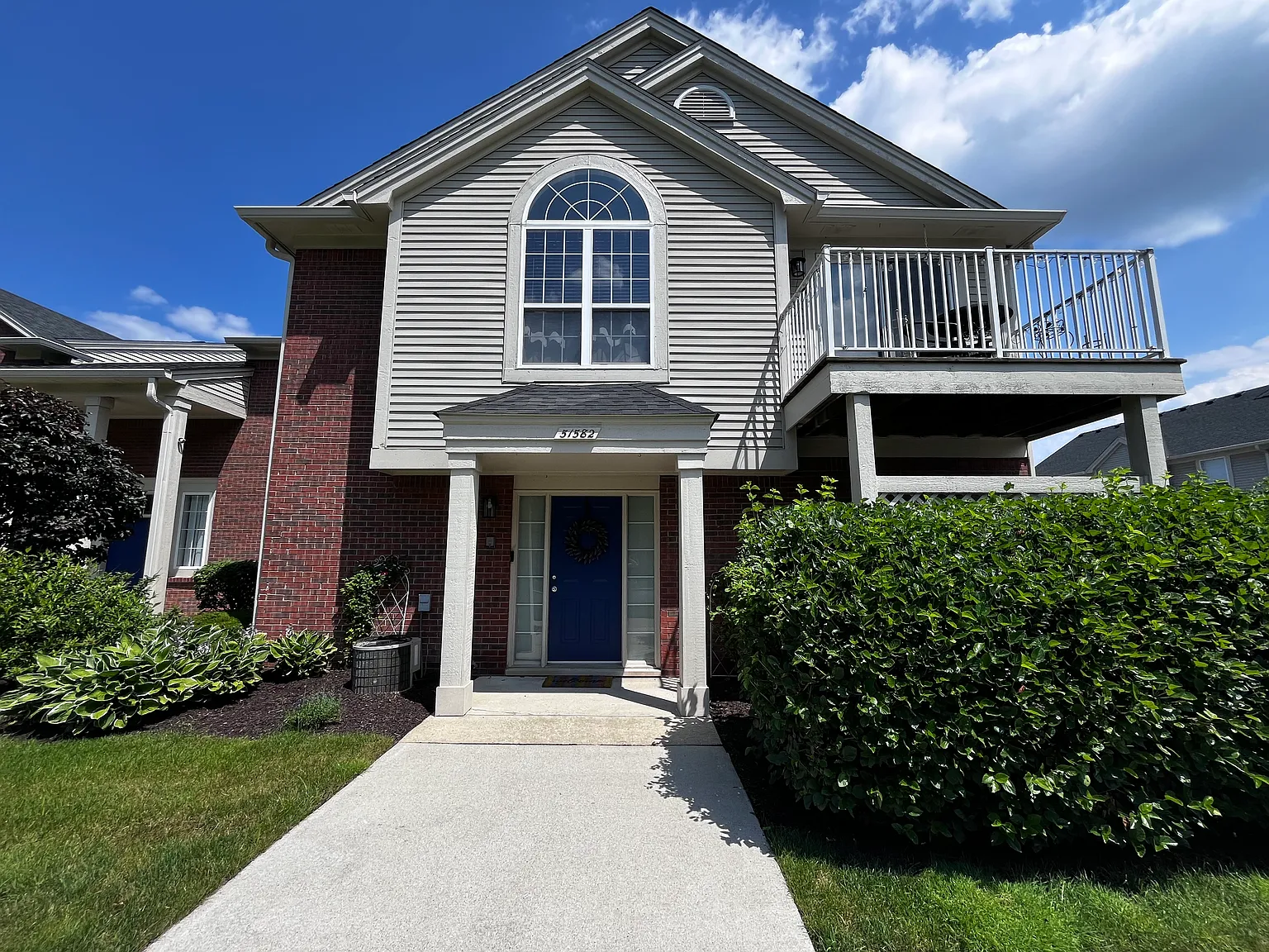 2 bed, 1400 sqft, $1,900 — Photo 1