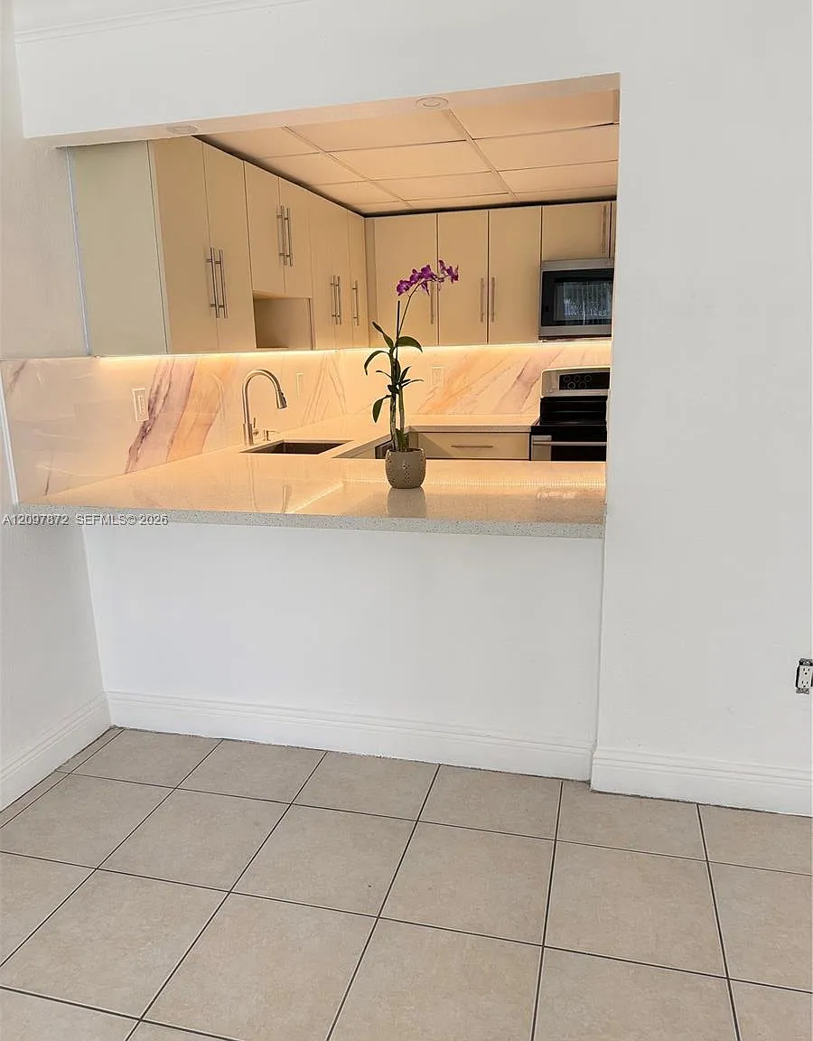 Coral Gate East Condo — Photo 2