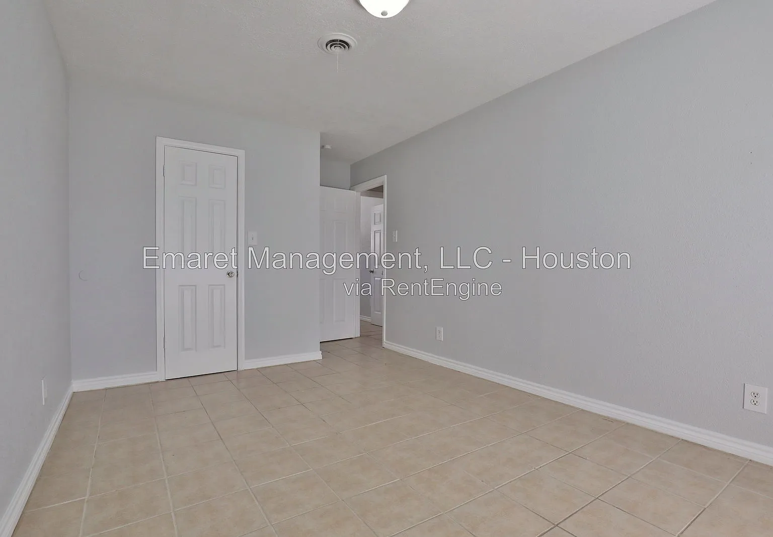 Ocean Breeze Apartments — Photo 3