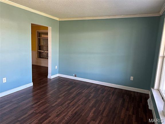 3rd image of 109 W Outer Rd