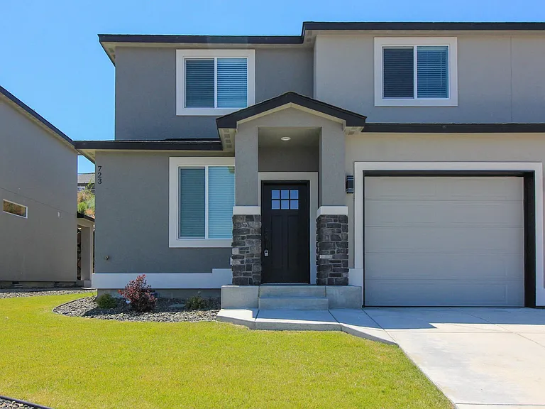 723 Rio Vista Loop — Photo 1