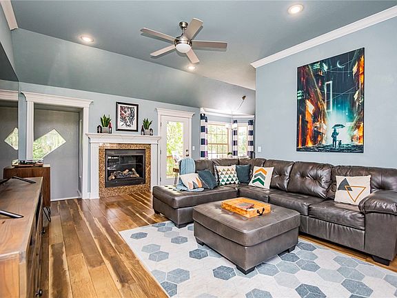 3rd image of 2 Snyder Ln