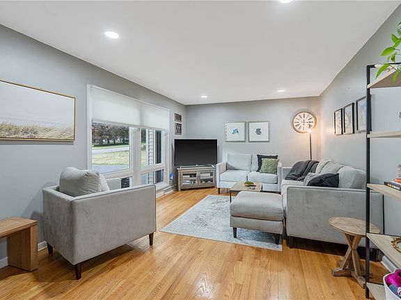 5th image of 107 Sylvan Way