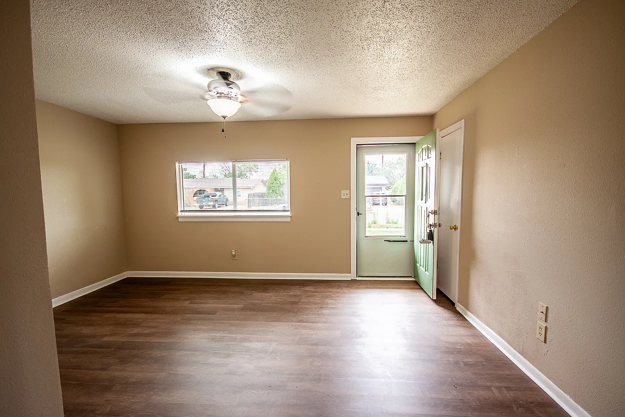 4 bed, 1300 sqft, $1,300 — Photo 2