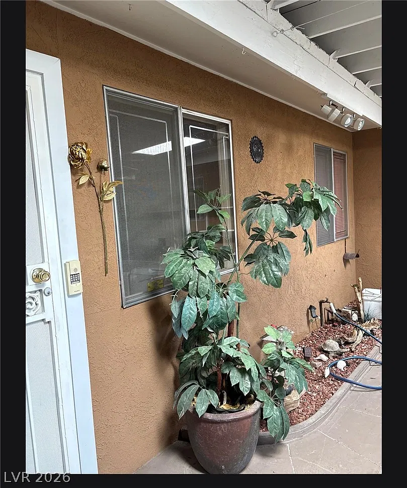 4 bed, 2.0 bath, 2042 sqft, $1,995 — Photo 4