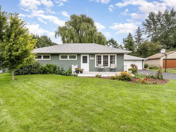 2590 Charlotte St, Roseville, MN 55113