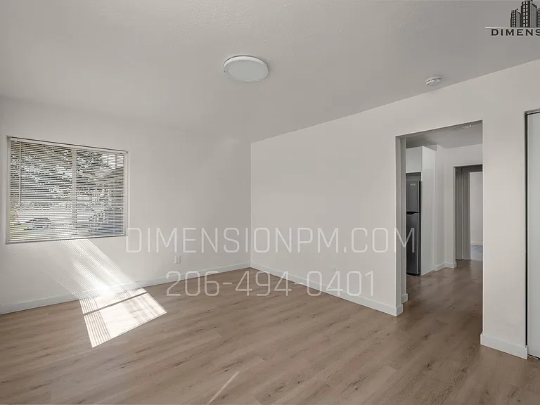 402 W 1st St — Photo 9