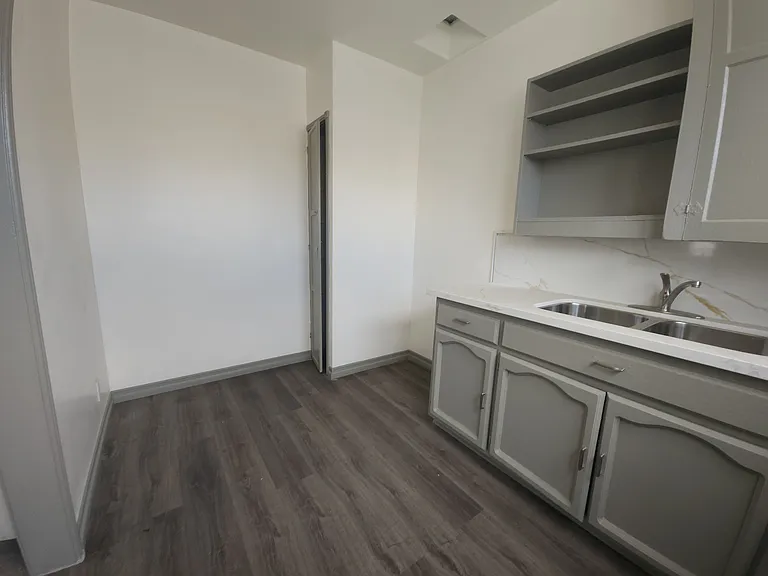 644.5 W 40th Pl — Photo 6
