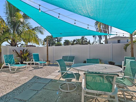 3rd image of 702 Poinciana Rd